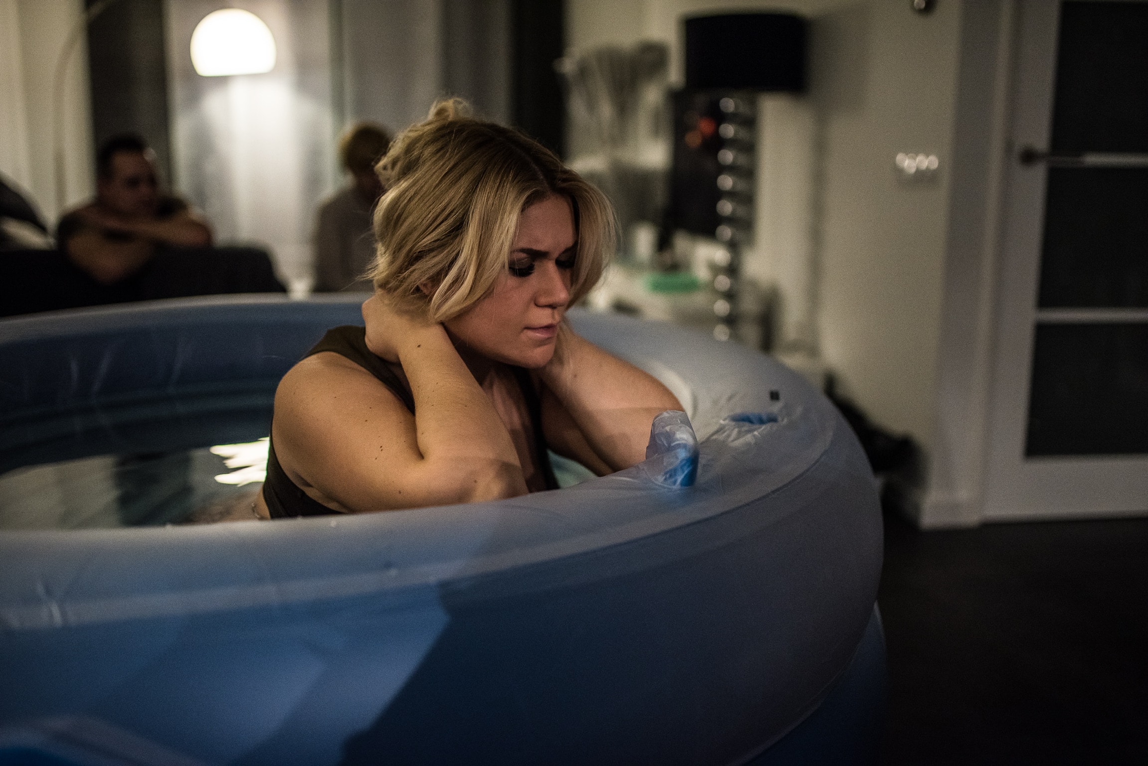 Mutter im Wohnzimmer während der Geburt