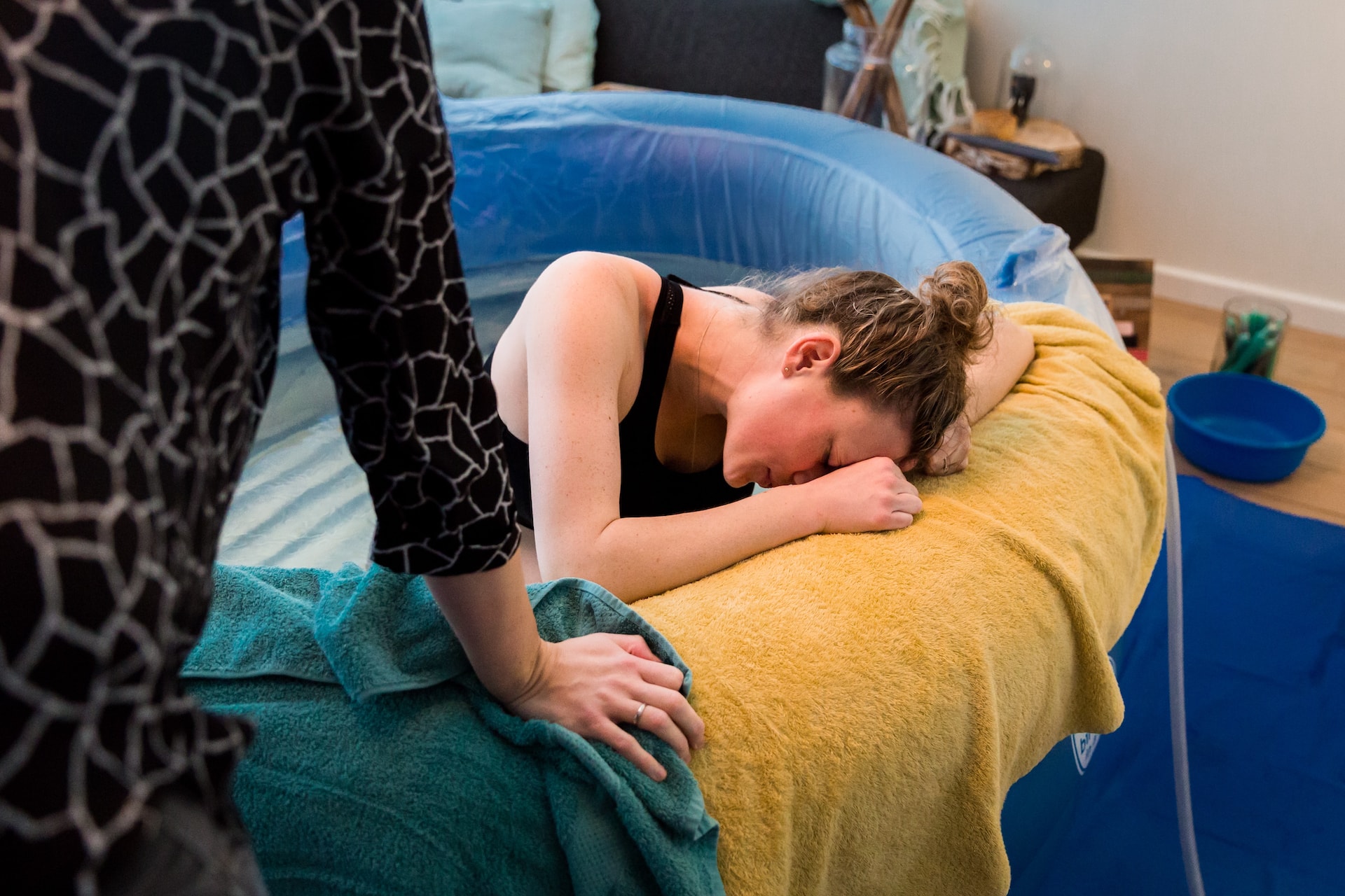 Mutter und Hebamme — Vorbereitung auf die Hausgeburt